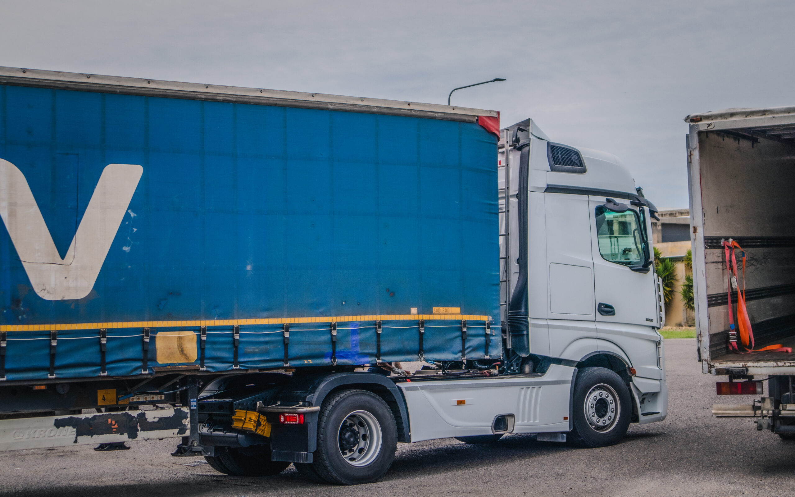Camion in attesa di caricare in CE.DI.SAR.